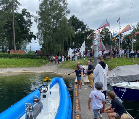 OPTI-Seglerin Maria bei der Taufe von NON MERGOR 