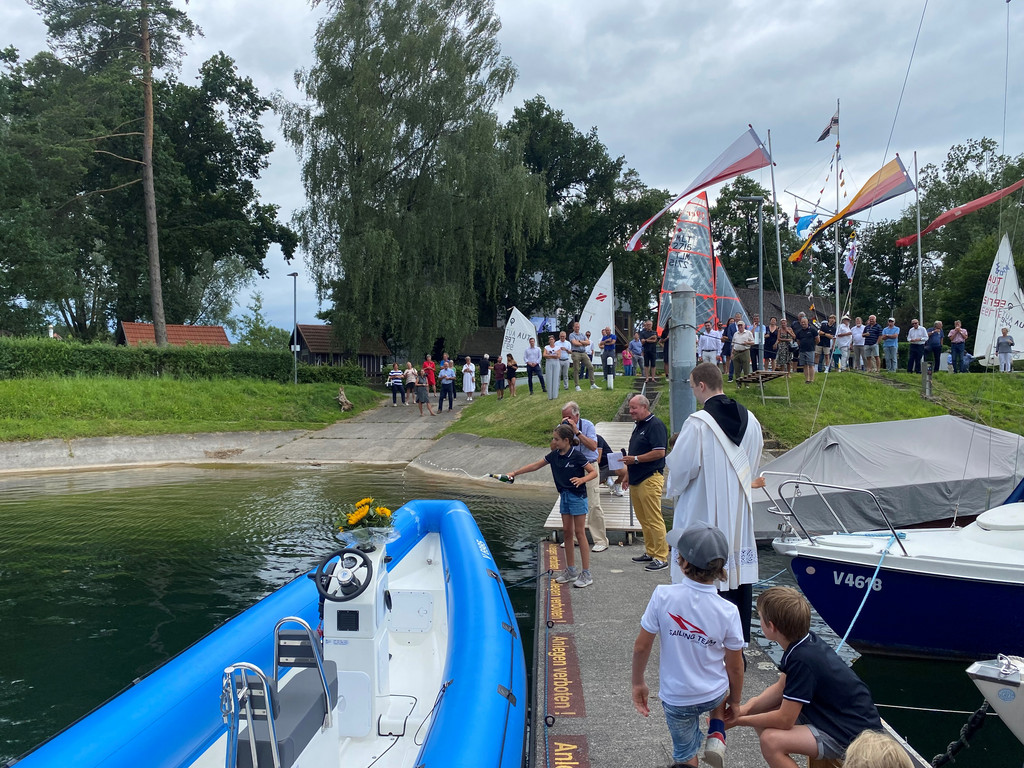 OPTI-Seglerin Maria bei der Taufe von NON MERGOR 